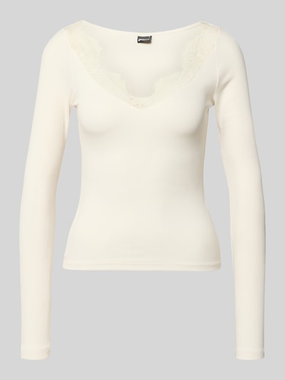 Produktfoto, Longsleeve mit V-Ausschnitt und Spitze von Gina Tricot aus Baumwoll-Mix mit Modal-Anteil, Slim-Fit, Feinripp, cremefarben.