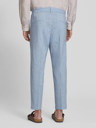 Männermodel trägt spodnie model 'CHASY' von Drykorn aus mieszanka lnu i wiskozy, krój slim fit, kanty, elastyczny pas, kieszenie, niebieski, Ganzkörperansicht Rückansicht. Szerokość w rozmiarze 32/32: 44 cm, długość wewnętrzna nogawki: 66 cm.