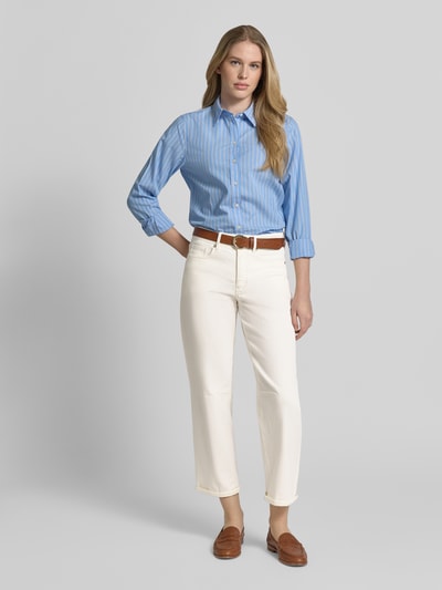 Modelka damska nosi Jeans in verkürzter Passform Modell 'Melly' od OPUS PANTS, bawełniany miks ze stretchem, jasny kolor, szerokość w rozmiarze 36/28: 39 cm, długość nogawki od wewnątrz: 69 cm, przód, pełen widok sylwetki.