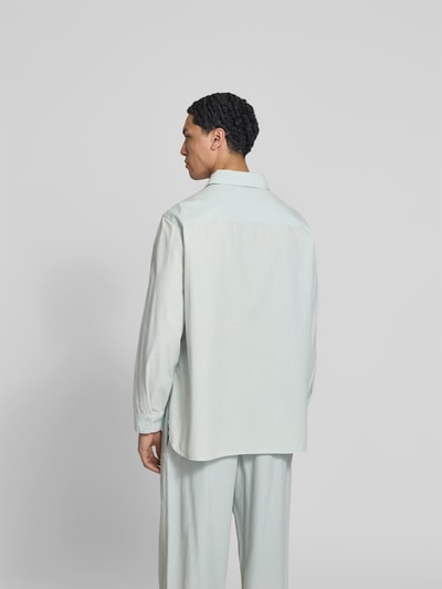 Männermodel trägt Freizeithemd mit Brusttasche von Kenzo in hellem Blau, reine Baumwolle, Relaxed Fit, Ganzkörperansicht Rückansicht.