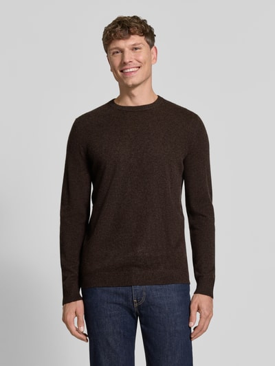 Männermodel trägt Kaschmirpullover mit gerippten Abschlüssen von Christian Berg Men in Dunkelbraun, feine Textur, Ganzkörperansicht von vorne. Reines Kaschmir, gerader Schnitt, Rundhalsausschnitt, Rückenlänge und Ärmellänge bei Größe M je 72 cm.