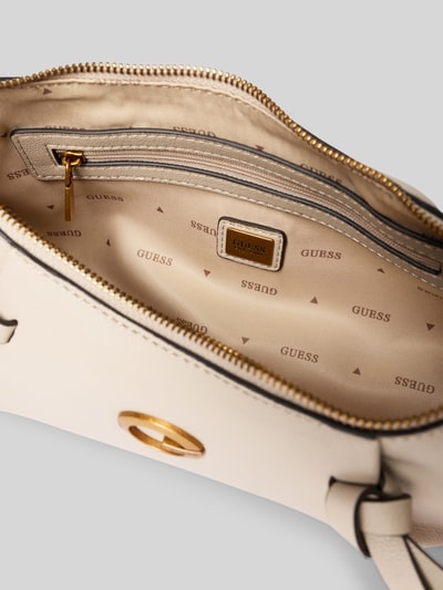 Productfoto, lichtbeige Handtasche mit Schulterriemen Modell 'ALLEGRA' van GUESS met hoofdvak met ritssluiting, labeldetail, context: Dames handtas met breedte 29 cm, lengte 16 cm, diepte 7 cm, schouderbandlengte 65 cm.