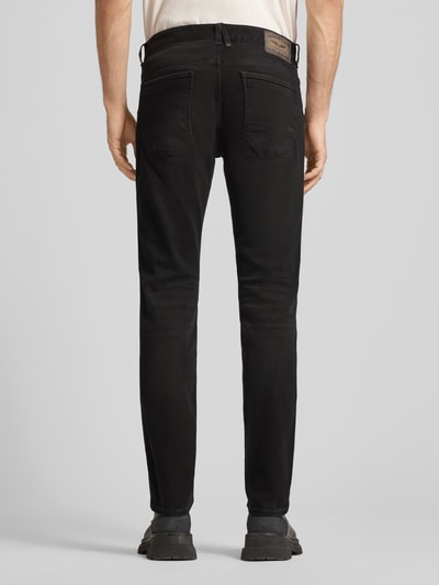 Männermodel trägt schwarze Jeans mit Label-Detail von PME Legend, Baumwoll-Mix mit Stretch-Anteil, Gerader-Schnitt, Gesäßtaschen, Ganzkörperansicht Rückansicht.
