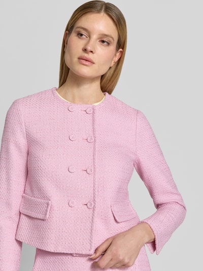 Frauenmodel trägt Regular Fit Blazer mit Pattentaschen von Marc Cain in Hellrosa, Reine Baumwolle, Zweireiher, Knopfverschluss, Nahaufnahme Oberkörper.