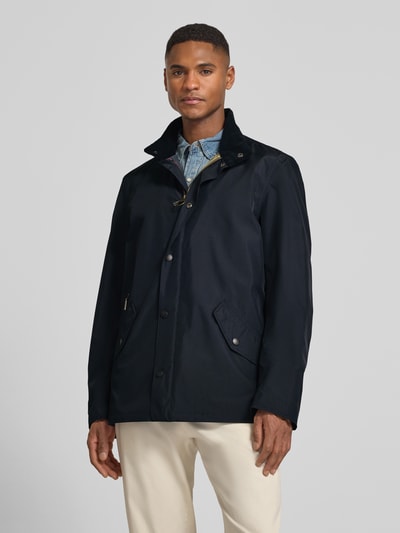 Männermodel trägt Regular Fit Hemdjacke mit Stehkragen von Barbour, Optik: Unifarben, Zweiwege-Reißverschluss, Reißverschlusstaschen, Langarm, Ganzkörperansicht von vorne.