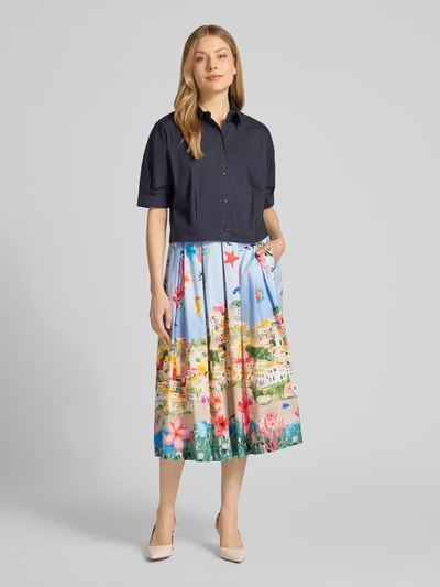 Frauenmodel trägt Regular Fit Midirock mit Motiv-Print von ROBE LÉGÈRE, mehrfarbig, Kellerfalten, teilelastischer Bund, Ganzkörperansicht von vorne.