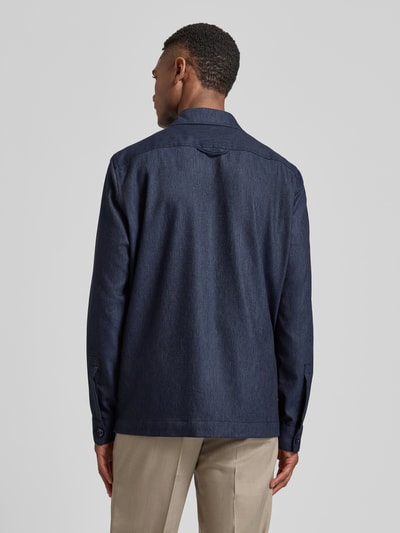 Mannelijk model draagt Regular Fit Overshirt met klepzakken model 'Constantin' van CG - Club of Gents, donkerblauw, materiaalmix met viscose, kentkraag, knoopsluiting, sportmanchetten, ganzkörperansicht rückansicht.