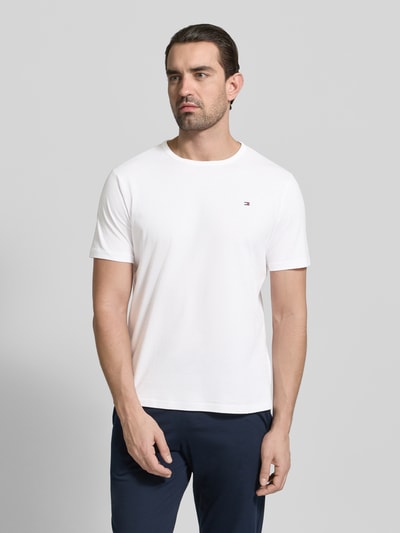 Männermodel trägt Regular Fit T-Shirt Set im 3er-Pack von Tommy Hilfiger, Optik: Unifarben, Logo-Stitching, reine Baumwolle, Nahaufnahme Oberkörper