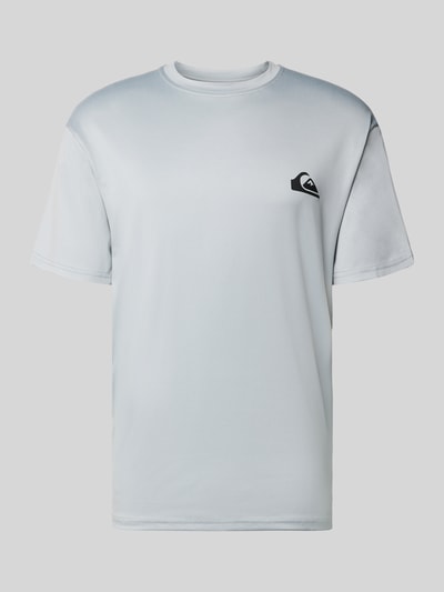 Produktfoto, T-Shirt mit Rundhalsausschnitt und Logo von Quiksilver in Hellgrau, Regular Fit, Material-Mix mit Stretch-Anteil, Logo auf Brust