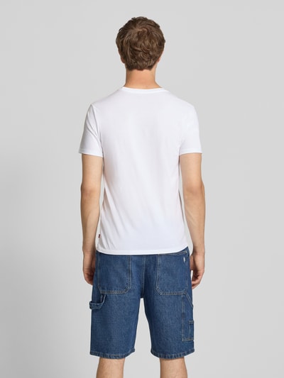 Mannenmodel draagt wit slim fit T-shirt van katoen uit set van 2 '2PK CREWNECK GRAPHIC' van Levi's® voor heren, totaalbeeld achteraan.