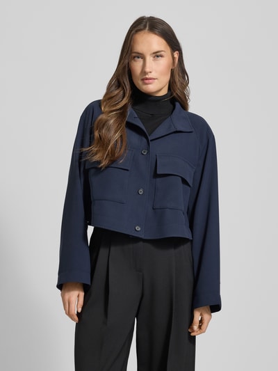 Frauenmodel trägt Relaxed Fit Kurzblazer mit Brustpattentaschen Modell 'JOTANA' von BOSS, Optik: Unifarben, Regular-Fit, Stehkragen, einreihige Knopfleiste, Langarm, Raglanärmel, Ganzkörperansicht von vorne.