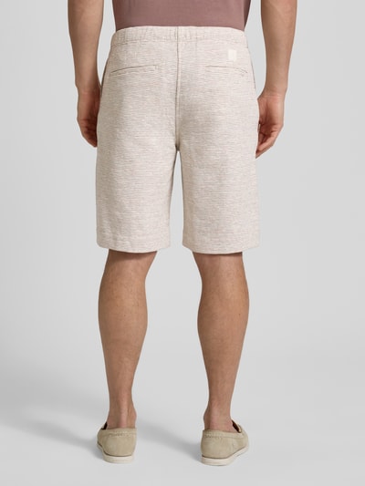 Männermodel trägt Shorts mit elastischem Bund und Gesäßtaschen von PAUL SMITH, Baumwolle, Regular Fit, Rückansicht Ganzkörperansicht.