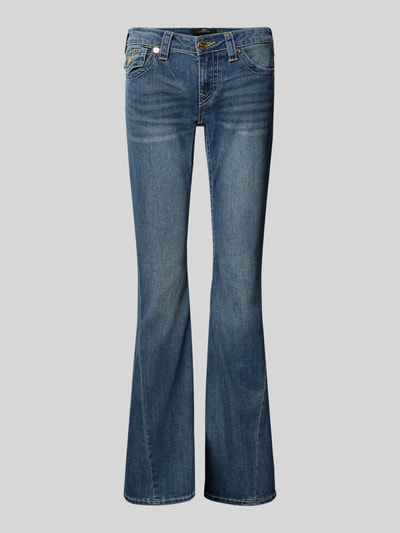 Produktfoto, Low Rise Flared Jeans mit Eingrifftaschen Modell 'JOEY' von TRUE RELIGION im Used-Look, Baumwoll-Mix mit Stretch-Anteil, mittleres Blau