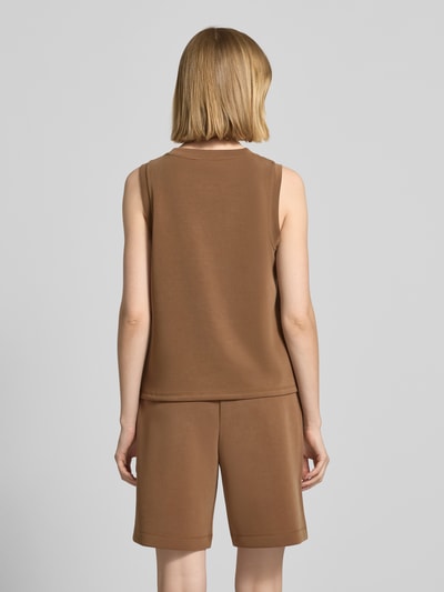 Frauenmodel trägt Top aus Modal-Mix Modell 'Scuba' von Rich & Royal, Regular-Fit, Stretch-Anteil, Farbton Braun, Ganzkörperansicht Rückansicht.