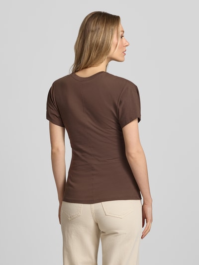Vrouwenmodel draagt T-shirt uit katoen met ronde hals van Jake*s Casual, slim fit, deelnaad, ruglengte maat S 61 cm, geheellichaamsaanzicht rugzijde.