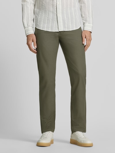 Männermodel trägt Straight Fit Hose mit Strukturmuster von Christian Berg Men aus Reine Baumwolle in Olivgrün, 5-Pocket-Design, Knopf-Reißverschluss, Ganzkörperansicht von vorne.