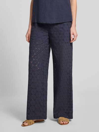 Frauenmodel trägt Stoffhose mit Lochstickerei von Christian Berg Woman, Reine Baumwolle, Wide-Leg-Pants, Elastischer Bund, Farbe Dunkelblau, Ganzkörperansicht von vorne.