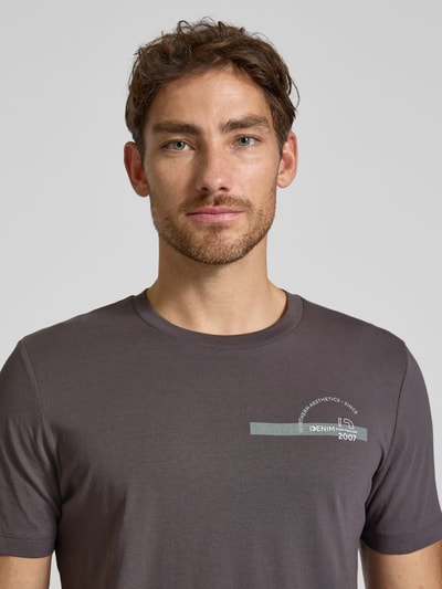 Tom Tailor Denim T-shirt o kroju regular fit z czystej bawełny Grafitowy 3