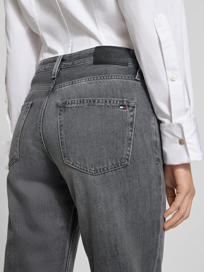 Frauenmodel trägt Straight Fit Jeans aus reiner Baumwolle von Tommy Hilfiger in Grau mit Label-Details, Denim-Textur, Nahaufnahme Rückansicht.