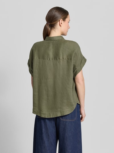 Frauenmodel trägt Leinenbluse mit Knopfleiste Modell 'DOLLY' von 0039 Italy in Oliv, reine Leinen, Regular-Fit, Ärmel mit Aufschlag, Hemdblusenkragen, Rückenlänge bei Größe S 64 cm, Ganzkörperansicht Rückansicht.