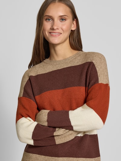Vrouwenmodel draagt Regular fit pullover uit viscosemix model 'LATIA' van ONLY, Dames pullover, gestreept in bruin, oranje en beige, Nahaufnahme bovenlichaam.