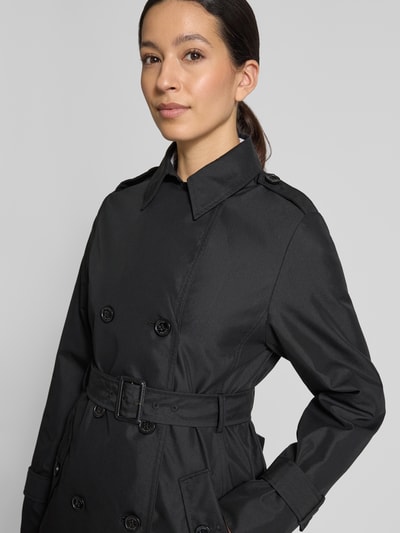 Frauenmodel trägt Regular Fit Trenchcoat aus Baumwoll-Mix von s.Oliver RED LABEL, Optik: Unifarben, Label-Applikation, Nahaufnahme Oberkörper.