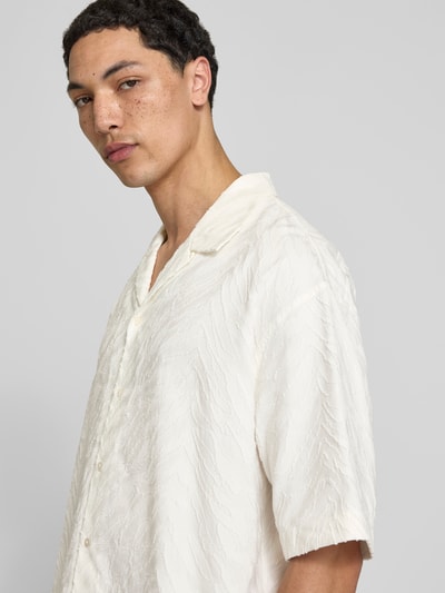 Männermodel trägt Freizeithemd mit Strukturmuster von Kenzo in Creme, reine Baumwolle, relaxed Fit, Reverskragen, Nahaufnahme Oberkörper