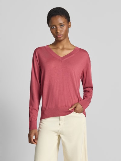 Kobieta modelka nosi Regular Fit Pullover aus reiner Schurwolle model 'Freeslyn' od BOSS w kolorze ciemnoróżowym, gładka dzianina, damski sweter BOSS, pełen widok z przodu