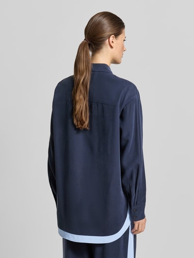 Vrouwenmodel draagt 'Fließende Viskose-Bluse mit Kontraststreifen - curated by Tinvcb' van SIC, donkerblauwe kleur, losse fit, overhemdkraag, verborgen knoopsluiting, borstzak, ruglengte 80 cm, mouwlengte 58 cm, volledige rugaanzicht.