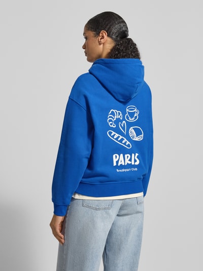 Frauenmodel trägt blaue Sweatjacke mit Zweiwege-Reißverschluss von Smith and Soul aus Baumwoll-Mix, Label-Detail, Känguru-Tasche, Ganzkörperansicht Rückansicht