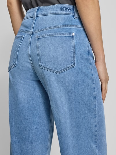 Männermodel trägt Barrel Fit Jeans mit Eingrifftaschen von Christian Berg Woman aus bawełna z domieszką wiskozy, jasnoniebieski, detal tylu, Szerokość w rozmiarze 36: 37 cm, długość nogawki 66 cm, detalaufnahme