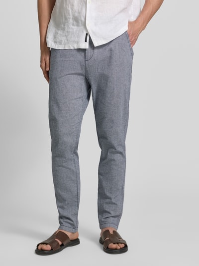 Mężczyzna nosi Regular Fit Chino aus Baumwoll-Mix od Tom Tailor, bawełniany melanż, kieszenie z boku, pasek, widok z przodu, zbliżenie na nogi.