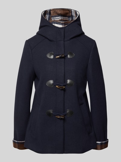 Produktfoto, Jacke mit Kapuze und Eingrifftaschen von Christian Berg Woman Selection, granatowy, Mieszanka materiałów z dodatkiem wełny, krój regular fit, zapięcie na guzik, wpuszczane kieszenie, długość tyłu w rozmiarze 36: 68 cm, szerokość ramion w rozmiarze 36: 40 cm, szerokość w klatce piersiowej w rozmiarze 36: 48 cm, długość rękawów w rozmiarze 36: 65 cm
