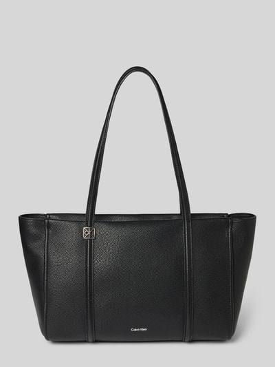 Produktfoto, Shopper mit Label-Detail von CK Calvin Klein, czarny, fakturowana powierzchnia, szerokość 47 cm, długość 26 cm, głębokość 16 cm, długość paska na ramię 63 cm, główna komora z zamkiem, wewnętrzna kieszeń na zamek, uchwyty do noszenia.