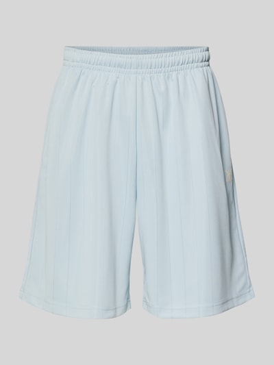 Produktfoto, Relaxed Fit Shorts mit elastischem Bund Modell 'Insignia' von KARL KANI, jasnoniebieski kolor, szerokość w rozmiarze M: 37 cm, długość wewnętrzna nogawki w rozmiarze M: 20 cm, detal z logo, krój relaxed fit, elastyczny pas, gładka faktura