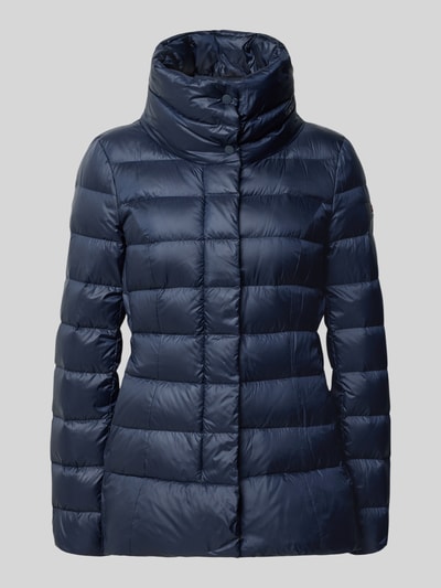 Produktfoto, Steppjacke mit Eingrifftaschen van Peuterey in donkerblauw, doorgestikte naden, opstaande kraag, Afdekstrip, dames tussenjack, Ruglengte maat 36: 72 cm, Schouderbreedte: 42 cm, Borstwijdte: 44 cm, Mouwlengte: 61 cm.