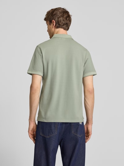 Männermodel trägt Regular Fit Poloshirt aus reiner Baumwolle Modell 'OSCAR' von Pepe Jeans, Optik: Unifarben, Ganzkörperansicht Rückansicht.