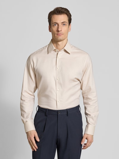 Männermodel trägt Regular Fit Business-Hemd mit Kentkragen von ETERNA in Beige, reine Baumwolle, Knopfleiste, Sportmanschetten, Ganzkörperansicht von vorne. Rückenlänge 80 cm, Schulterbreite 46 cm, Ärmellänge 66 cm bei Größe 40.