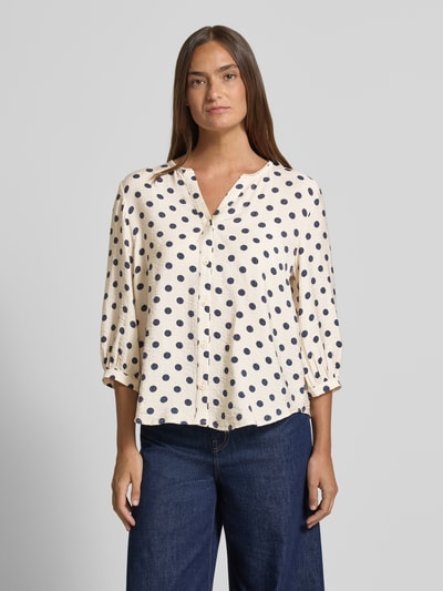 Vrouwenmodel draagt Regular Fit Bluse aus Viskose-Mix Modell 'Alma' van FREE/QUENT, crème met donkerblauwe stippen, v-hals, 3/4-mouw, dames blouse, vooraanzicht van het volledige lichaam