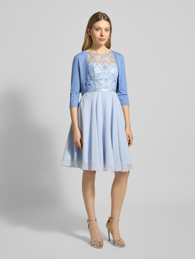 Frauenmodel trägt Bolero aus Viskose-Mix mit 3/4-Arm von V.M., körpernahe Passform, hellblau, glatte Textur, Ganzkörperansicht von vorne.