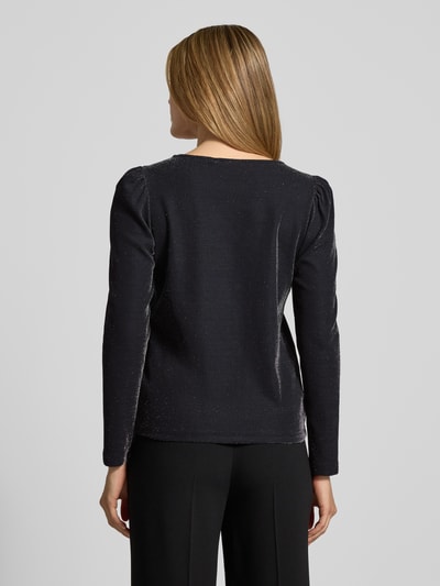 Frauenmodel trägt Longsleeve mit V-Ausschnitt Modell 'ELEINAS' von Vila, Material-Mix mit Stretch-Anteil, Glitter-Effekt, lockerer Schnitt, Rückenlänge bei Größe S: 55 cm, Ganzkörperansicht Rückansicht.