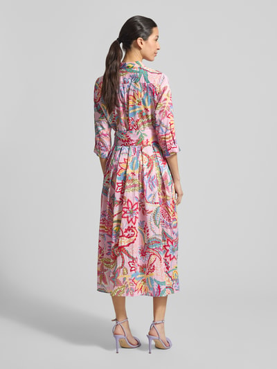 Frauenmodel trägt Hemdblusenkleid mit Bindegürtel von Milano Italy, florales Midikleid aus Baumwolle, A-Linie, Rückansicht Ganzkörperansicht.