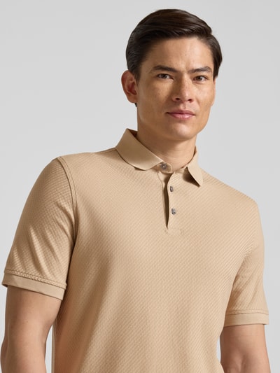 Männermodel trägt Slim Fit Poloshirt mit Strukturmuster von bugatti in Beige, reine Baumwolle, Knopfleiste, Nahaufnahme Oberkörper.