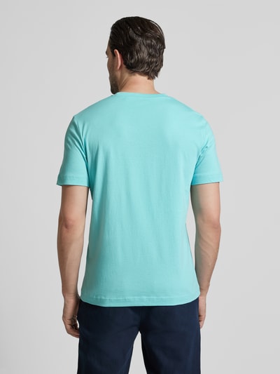 Männermodel trägt Regular Fit T-Shirt aus reiner Baumwolle von Tom Tailor in Unifarbe, Label Print, Rundhals, Ganzkörperansicht Rückansicht.