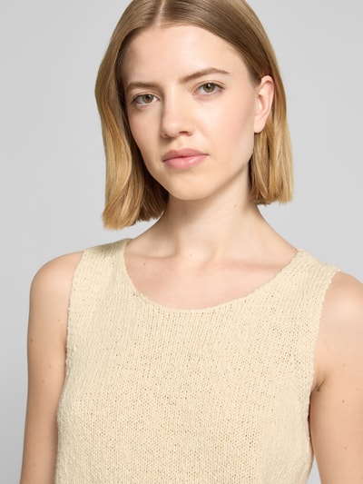 Frauenmodel trägt Regular Fit Oberteil in Strick-Optik Modell 'Hannalie' von MSCH Copenhagen aus reiner Baumwolle, Nahaufnahme Oberkörper.