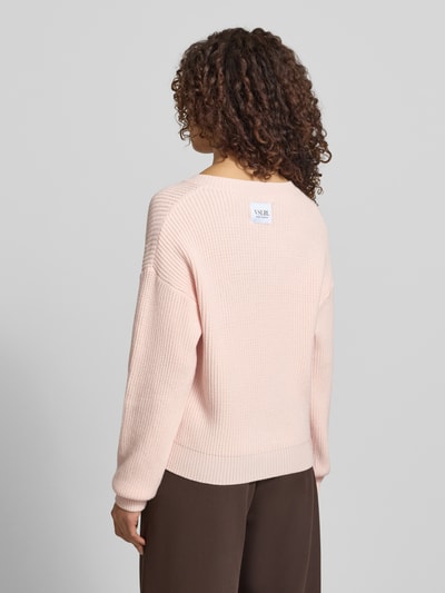 Frauenmodel trägt Regular Fit Strickjacke aus Viskose-Mix Modell 'LENI' von VILLA SOPHIE, Optik: Unifarben, Rückansicht Ganzkörperansicht.