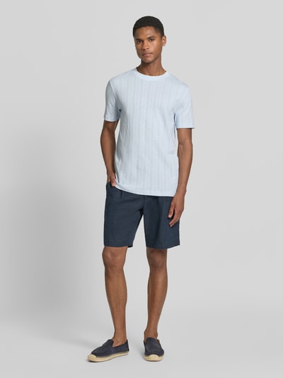 Männermodel trägt T-Shirt in Jaquard-Strick mit Rundhalsausschnitt von Lindbergh in Hellblau, Reine Baumwolle, Regular-Fit, Label-Detail, Rückenlänge ca. 72 cm, Ganzkörperansicht von vorne.
