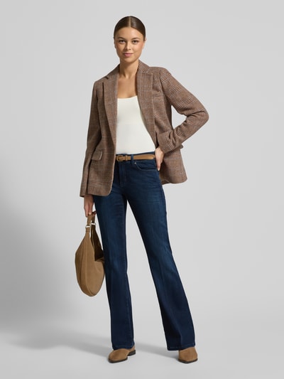 Frauenmodel trägt Flared Jeans mit 5-Pocket-Design Modell 'PARIS' von Cambio in Dunkelblau, Materialmix, Ganzkörperansicht von vorne.