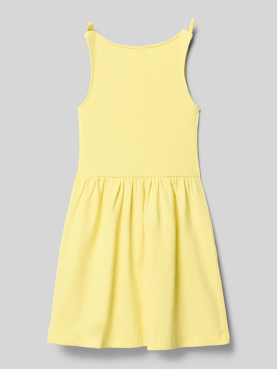 Mädchen trägt Ausgestelltes Freizeitkleid aus Baumwoll-Mix von s.Oliver RED LABEL, Optik: Unifarben, Ganzkörperansicht Rückansicht.