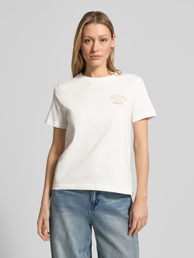 Vrouwenmodel draagt t-shirt met ronde hals en logoprint van Gant, puur katoen, regular fit, ruglengte maat S 56 cm, geheel lichaamsbeeld voorkant.